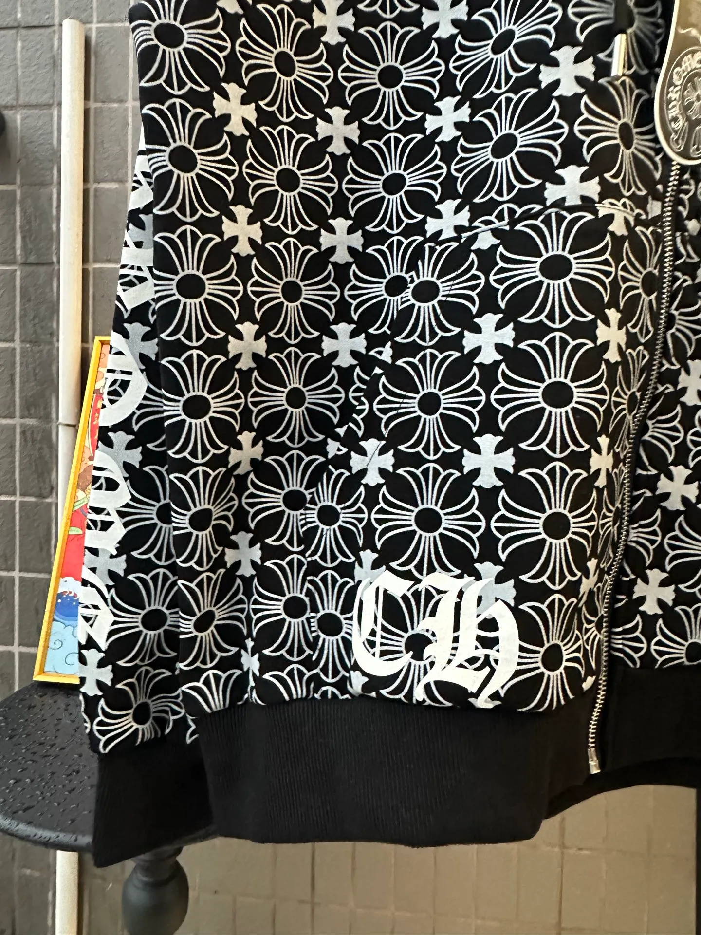 P310 Style No.: TT74 𝐂𝐇𝐑𝐎𝐌𝐄 𝐇𝐄𝐀𝐑𝐓𝐒/Cro Heart Hooded 23FW new all-over printed Sanskrit opening and closing sweater. Full dark pattern printing as the backing to show a sense of mystery. Sanskrit embroidery on the front chest. Metal zipper closure. Classic Sanskrit printing design on both arms. Classic big horseshoe print on the back, overall high-end and versatile, same style for men and women Size: S-XL